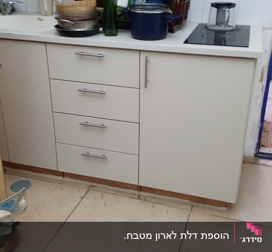 כלי עבודה נגרות על רצפת מטבח